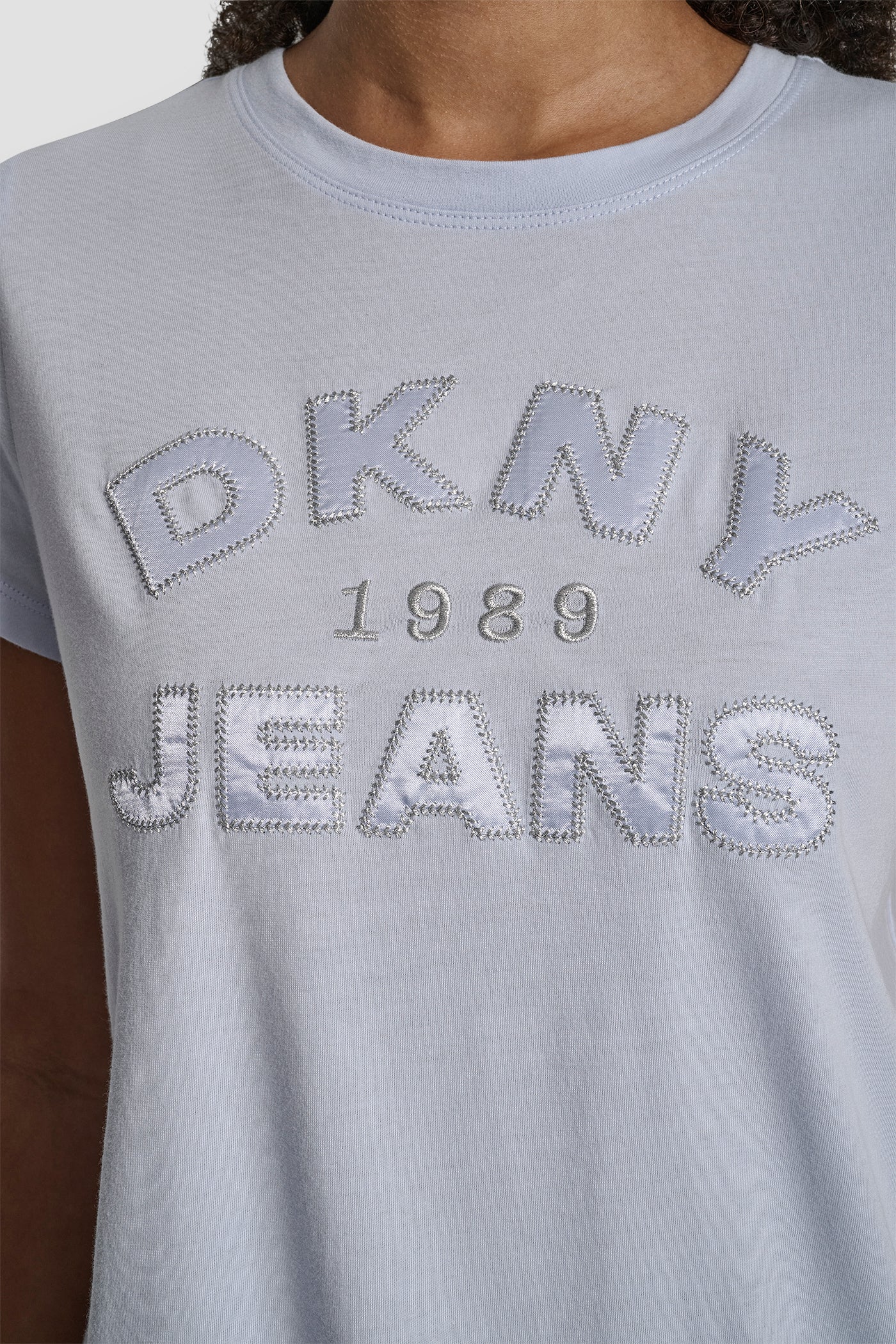 DKNY JEANS SATIN APPLIQUE CHAINSTITCH LOGO CREW NECK TEE - Image 4