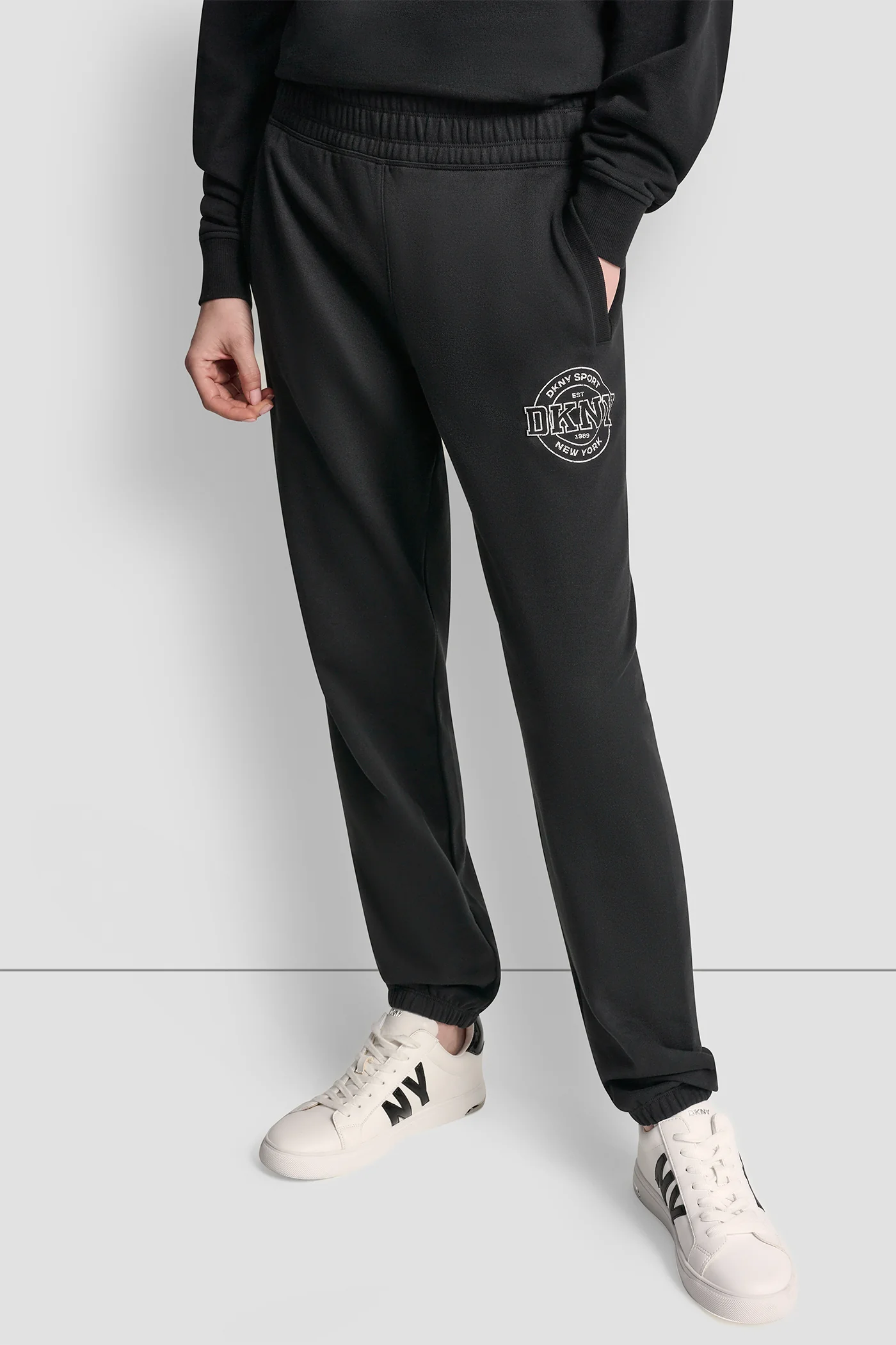 HIGH-RISE LOGO RELAXED JOGGER - Image 3