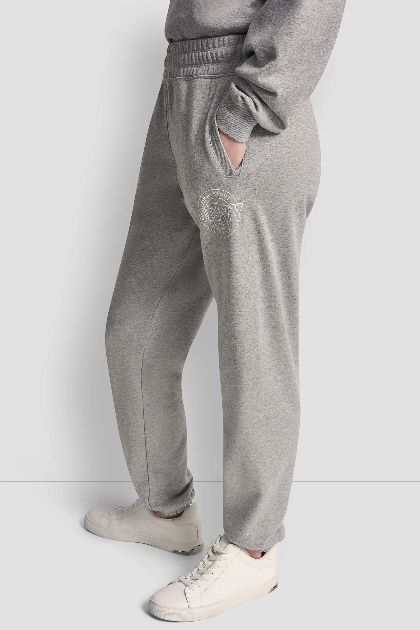 HIGH-RISE LOGO RELAXED JOGGER - Image 4