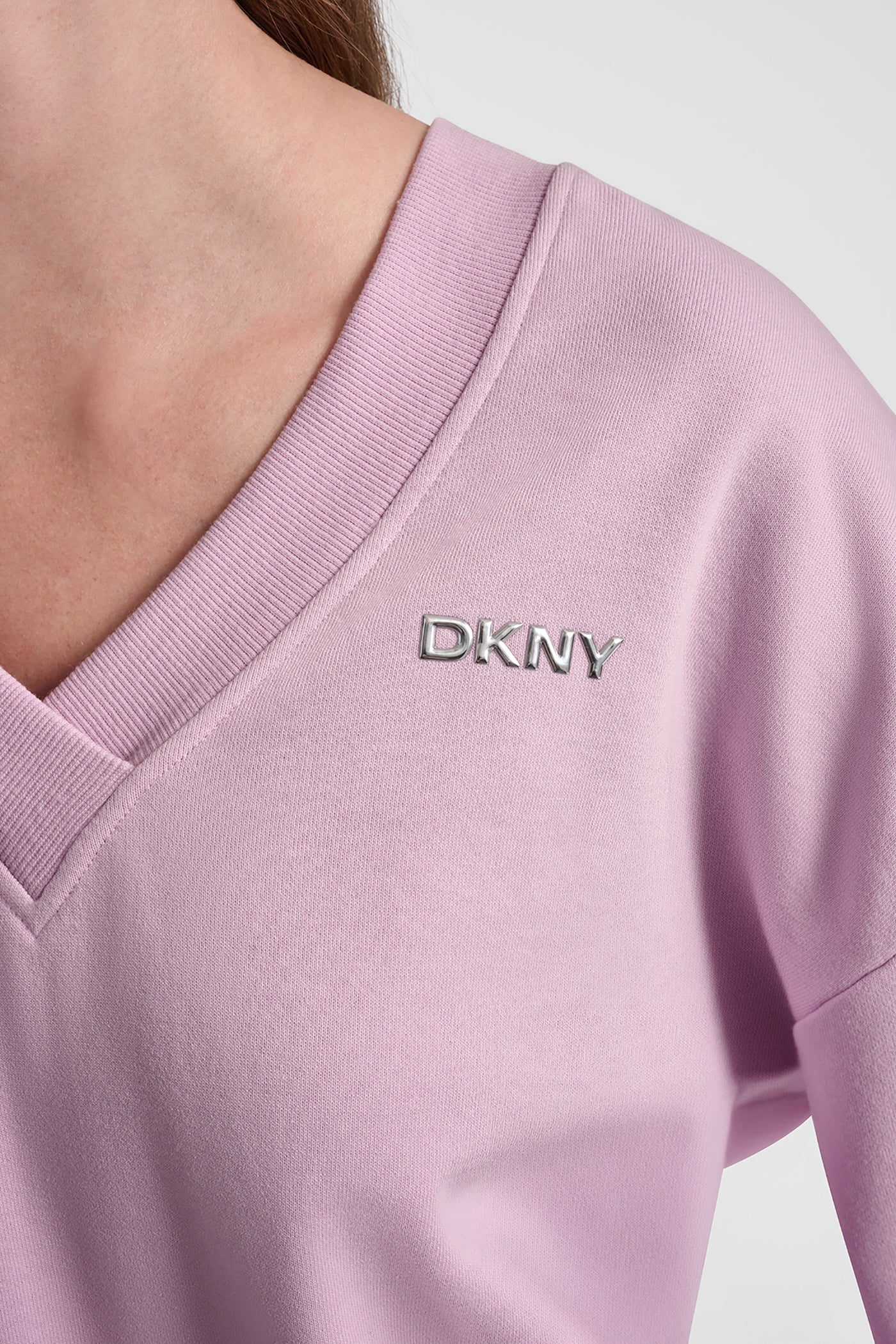 METALLIC BUBBLE LOGO V-NECK PULLOVER - Image 6