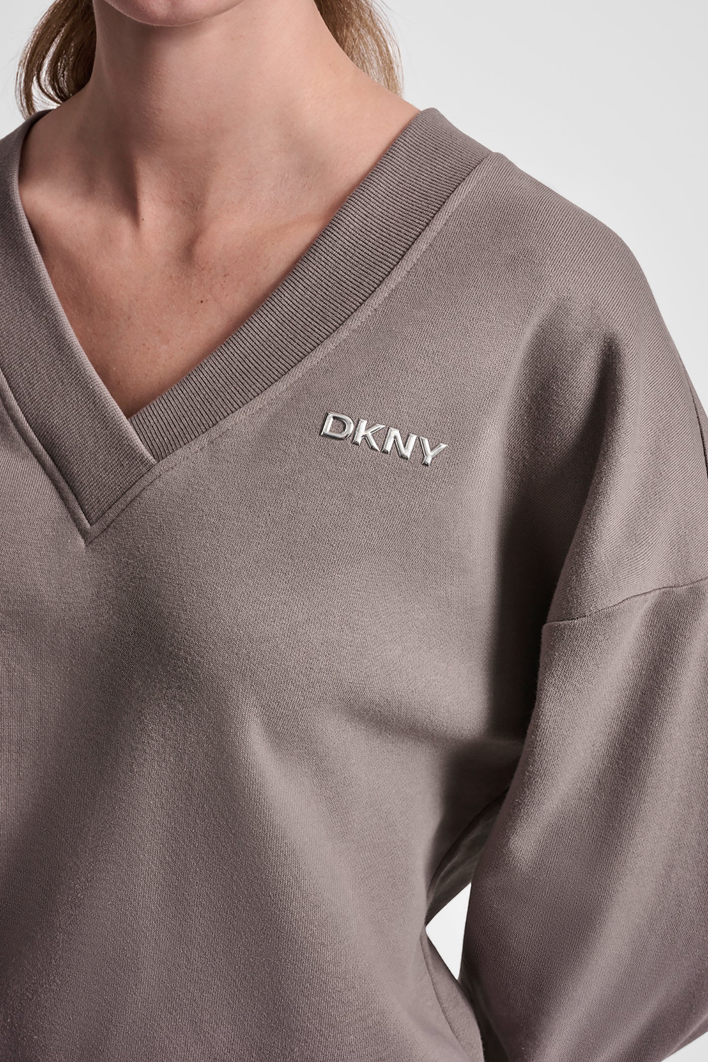 METALLIC BUBBLE LOGO V-NECK PULLOVER - Image 6