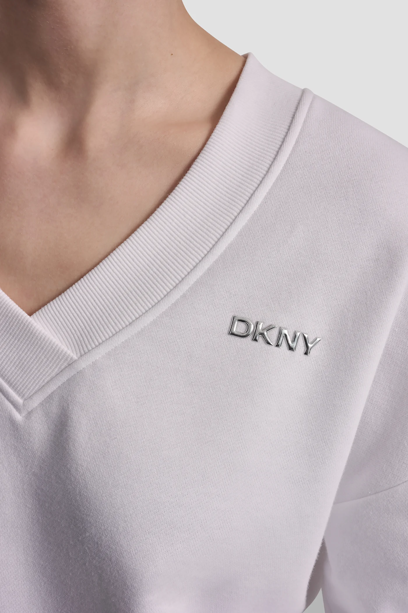 METALLIC BUBBLE LOGO V-NECK PULLOVER - Image 6