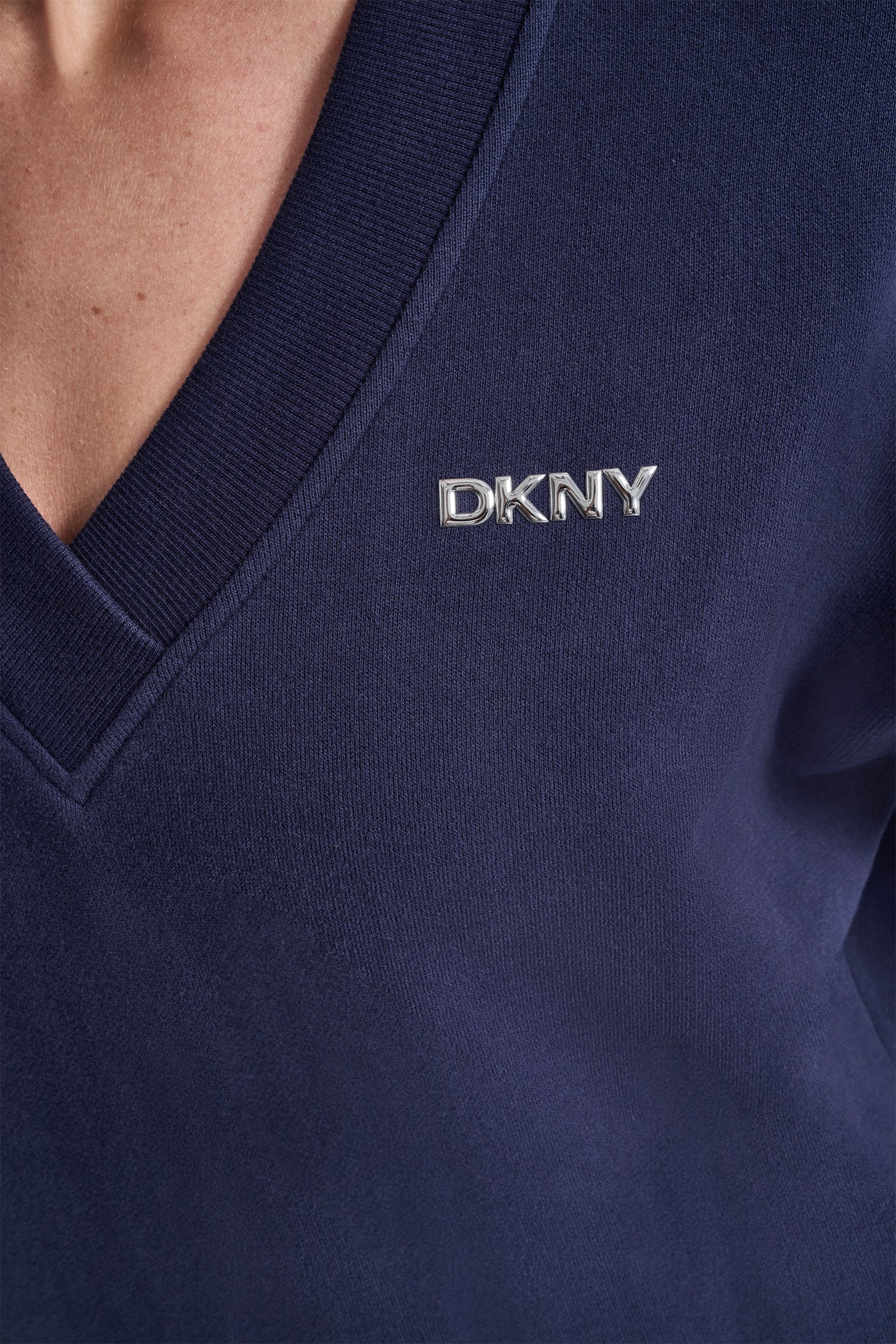 METALLIC BUBBLE LOGO V-NECK PULLOVER - Image 5
