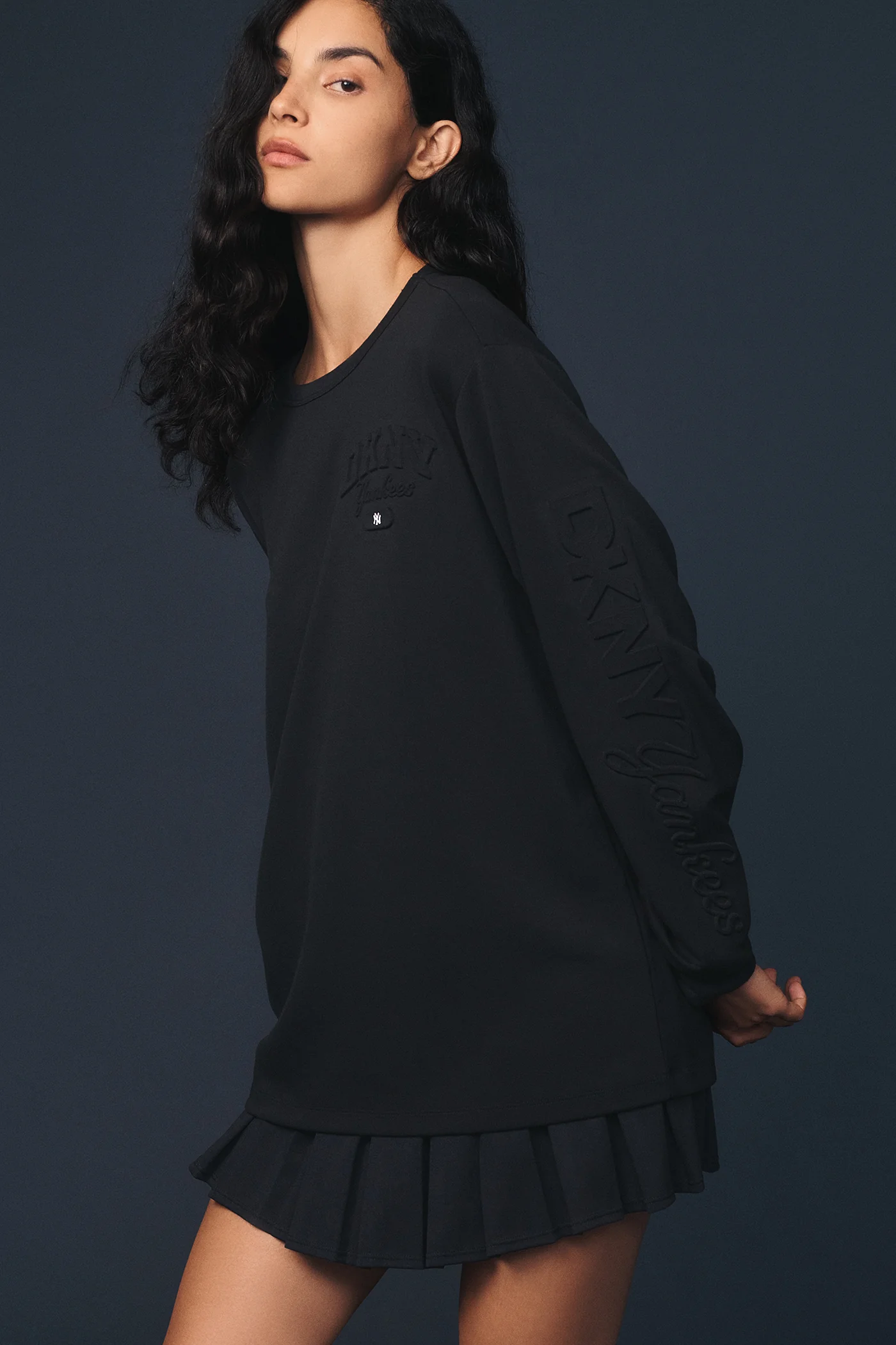 DKNY X YANKEES EMBOSSED TEE - Image 3
