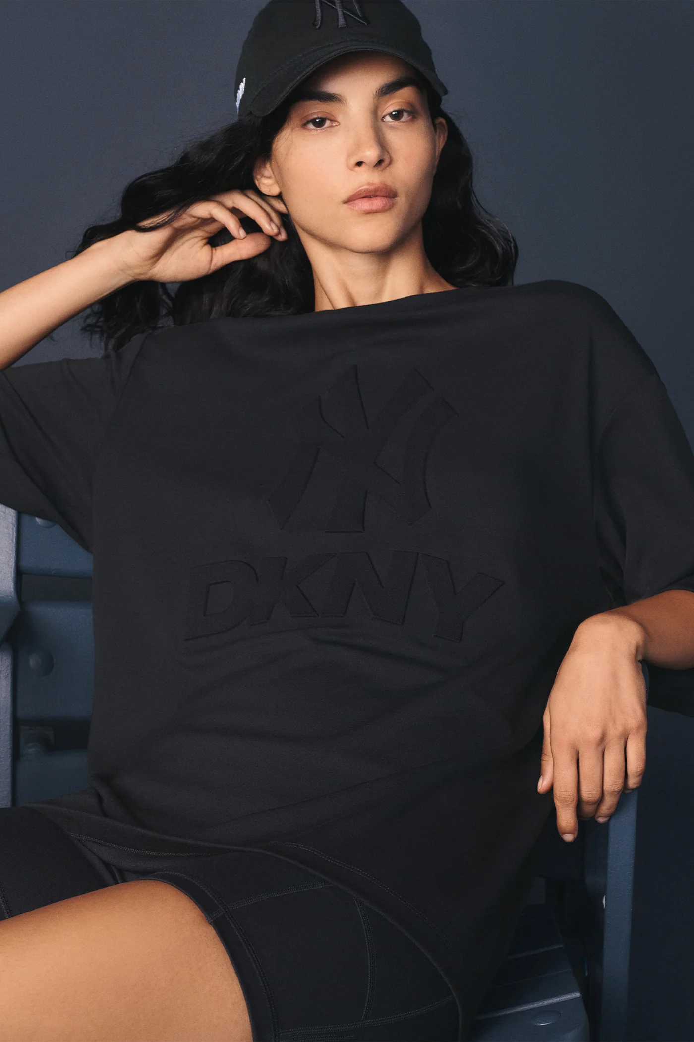 DKNY X YANKEES SHORT-SLEEVE EMBOSSED TEE - Image 5